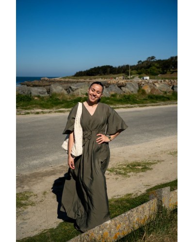 Simplicité, chaleur et élégance. Cette robe marron, c’est l’équilibre parfait entre sobriété et style. On aime sa coupe épurée, son tissu doux, et cette capacité à s’adapter à tout : bottines, sandales, ou baskets, elle fait tout bien. Comme un bon basique, mais en mieux.